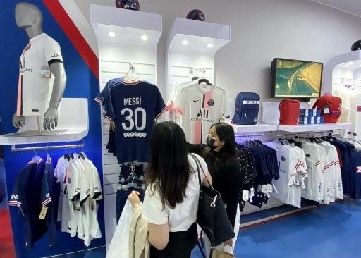 Suasana outlet PSG di sekitar Parc des Princes. [AFP]