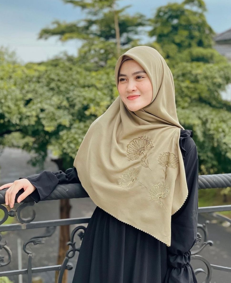 Gaya Hijab Henny Rahman. (Instagram)