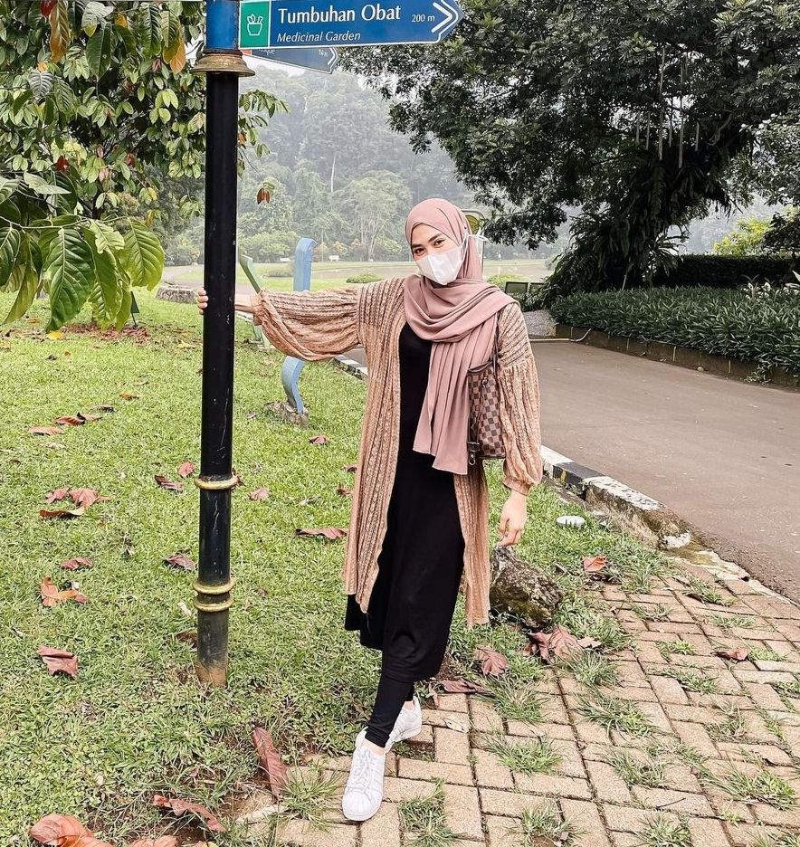 Gaya Hijab Henny Rahman. (Instagram)