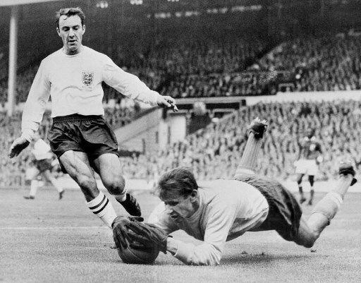 Aksi kiper legendaris Uni Soviet, Lev Yashin, saat melawan pemain Inggris Jimmy Greaves pada 1963. (STAFF / AFP)