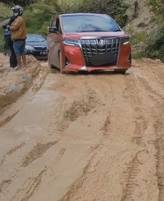 Toyota Alphard diajak off road, warganet melongo. (Instagram)