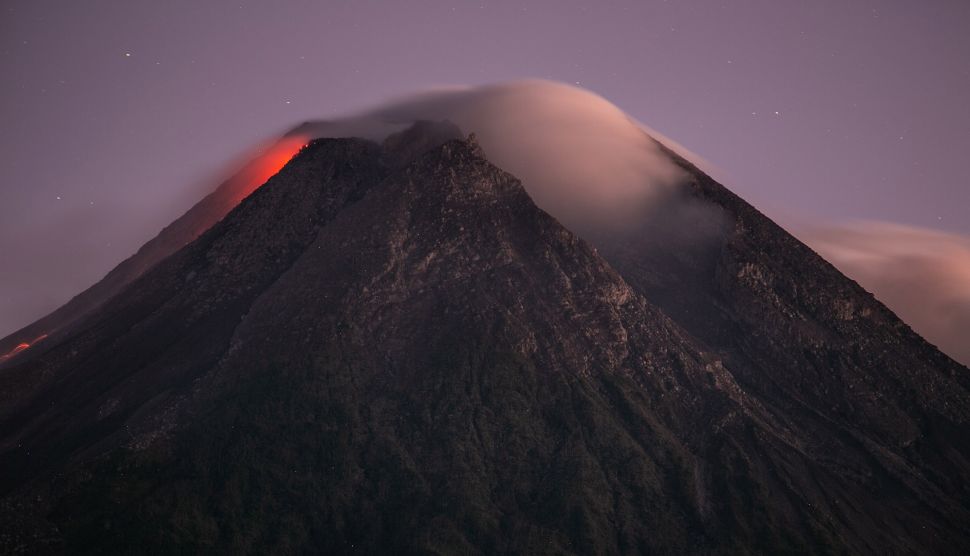 Luncuran lava pijar Gunung Merapi terlihat dari Cangkringan, Sleman, DI Yogyakarta, Minggu (15/8/2021).  ANTARA FOTO/Hendra Nurdiyansyah