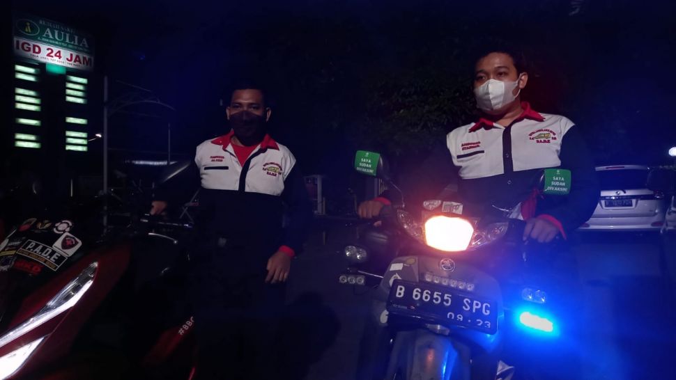 Syahrul Setiawan dan Abdul Rochim Al Aziz, anggota komunitas P.A.D.E, pengawal ambulans secara cuma-cuma. [Suara.com/Yosea Arga Pramudita]