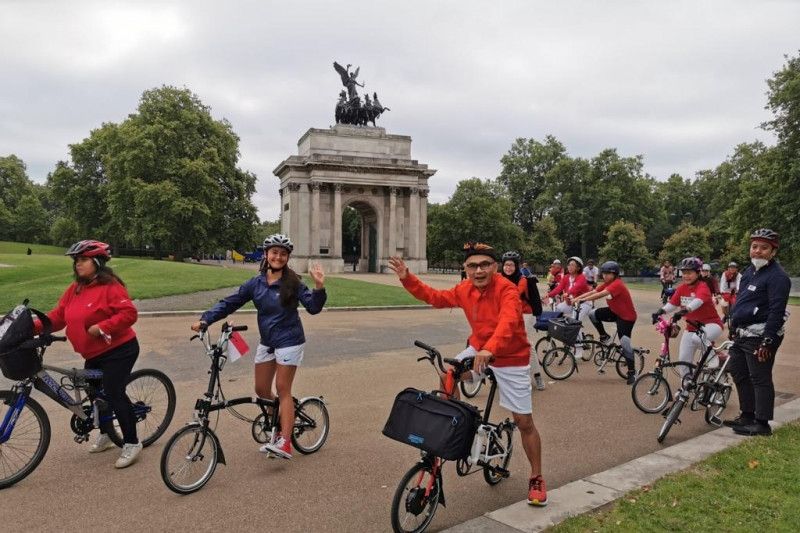 WNI di London gowes keliling kota rayakan HUT Kemerdekaan RI ke-76. (Dok. KBRI London/ANTARA)