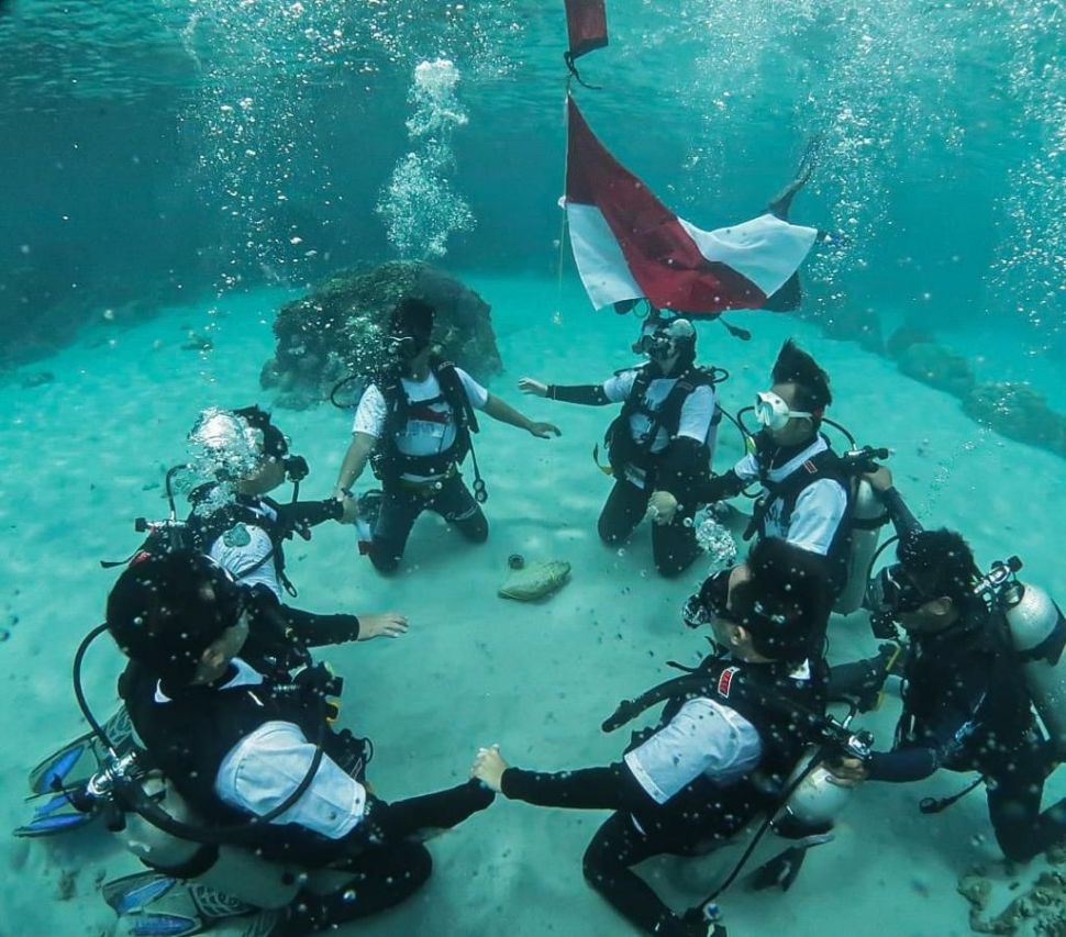 PT. Askrindo kibarkan bendera Merah Putih di dasar laut Ternate (Dok. PT Askrindo)