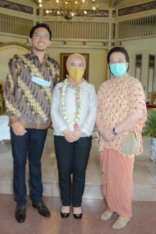 Anggota Komisi VI DPR RI bersama GKP Mangkunegara IX dan GPH Bhre Cakarahutomo Wira Sudjiwo. [Dok Mangkunegaran]