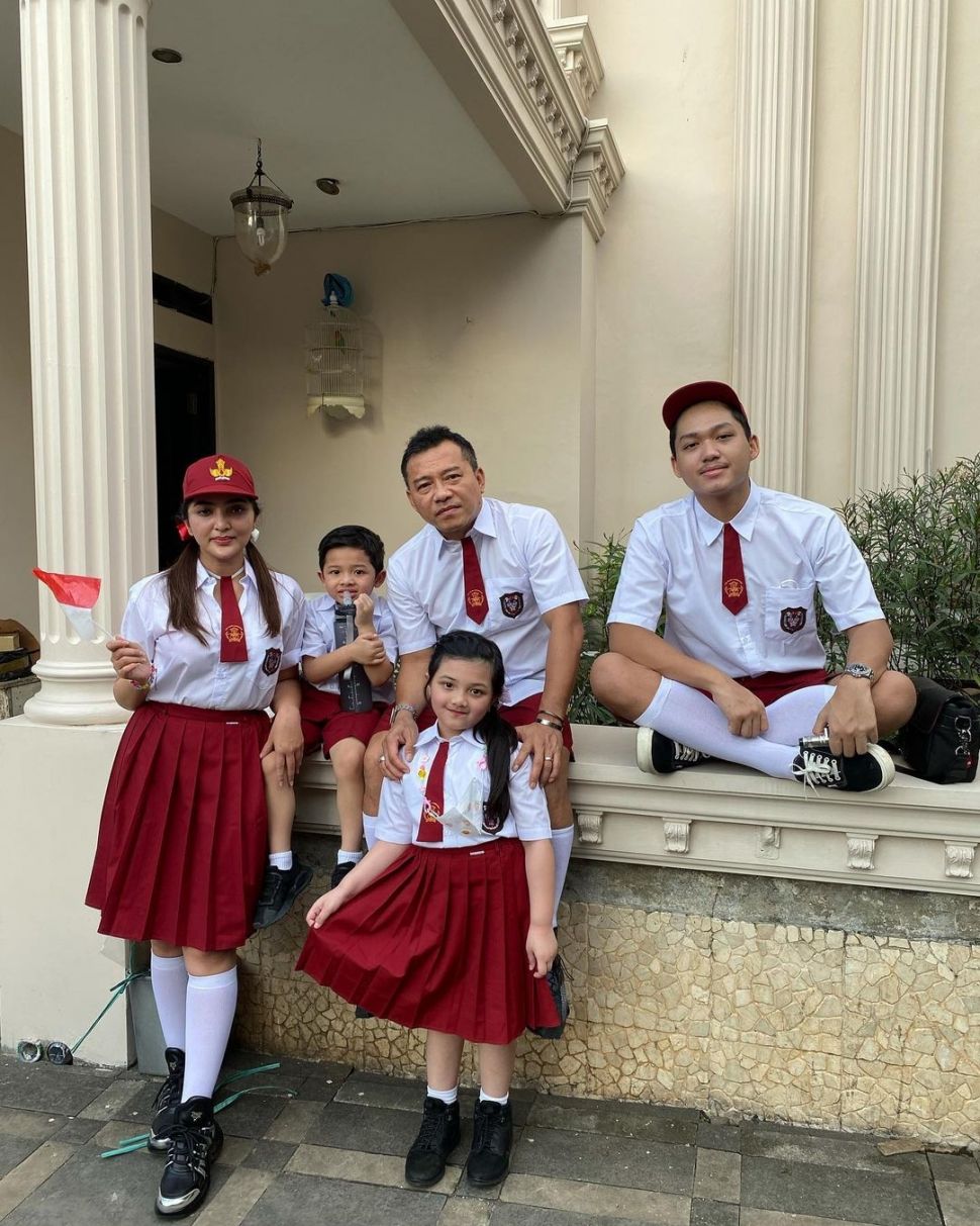 Di hari HUT RI ke-76, Anang Hermansyah bersama Ashanty, Azriel, Arsya dan Arsy merayakan dengan memakai baju seragam merah putih. [Instagram]