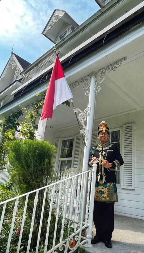 Rayakan Kemerdekaan, Gagahnya Menkes Budi Kenakan Baju Adat Aceh di Perkarangan Rumah (dok. Instagram)