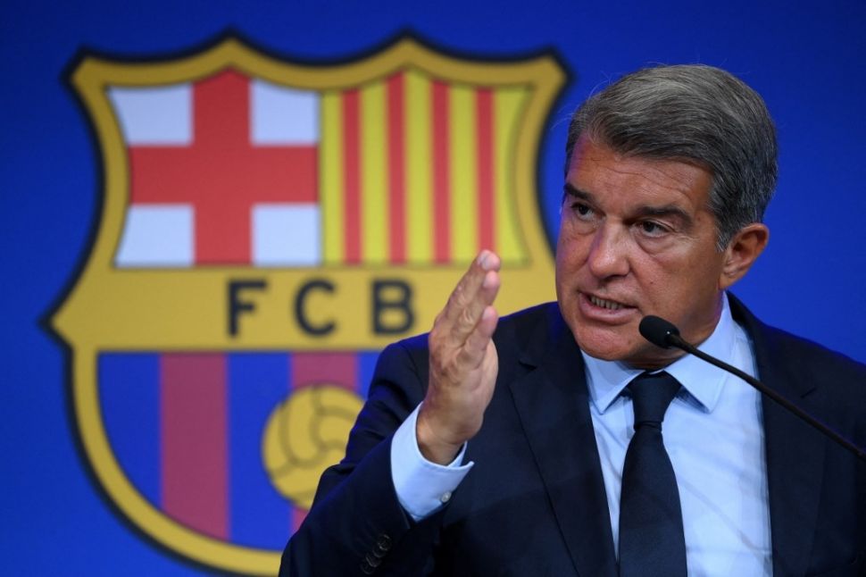 Presiden Barcelona, Joan Laporta dalam konferensi pers di Stadion Camp Nou, Senin (16/8/2021) malam WIB. [LLUIS GENE / AFP]