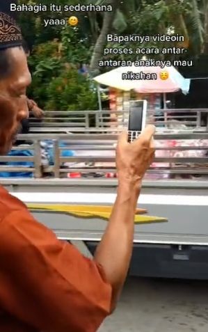 Bapak rekam momen prosesi antar anak nikah pakai ponsel jadul. (Tiktok/@mantamumas)