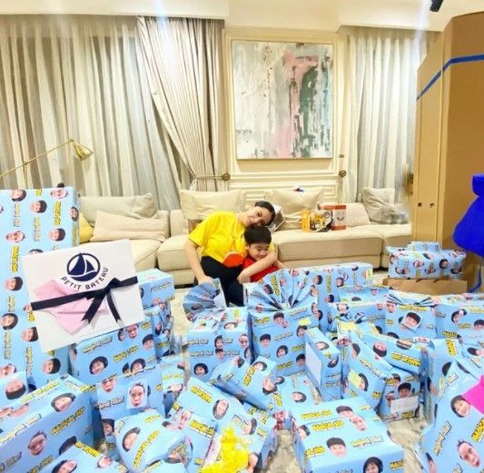 Momen buka kado ultah Rafathar. (Instagram/raffinagita1717)