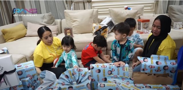 Momen buka kado ultah Rafathar. (YouTube/Rans Entertainment)