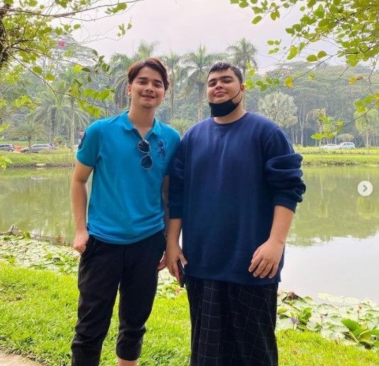 Potret kedekatan Alvin Faiz dan Ameer Azzikra. (Instagram/alvin_411)