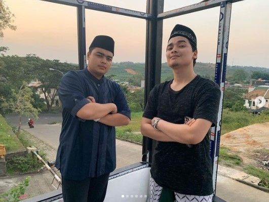 Potret kedekatan Alvin Faiz dan Ameer Azzikra. (Instagram/ameer_azzikra)