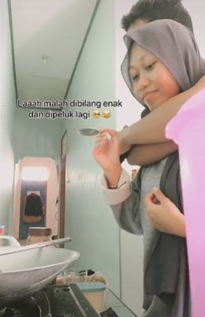 Reaksi suami icip masakan asin istri. (Tiktok/@meyyuga)