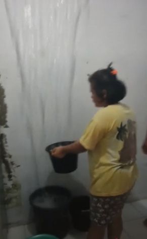 Penampakan air terjun di dalam rumah gegara atap bocor. (Tiktok/@sihombing132)