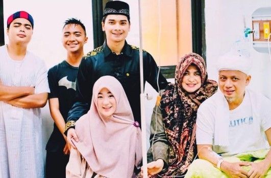 Potret Aza Najhan adik Alvin Faiz. (Instagram/umi_yuni_syahla_aceh)