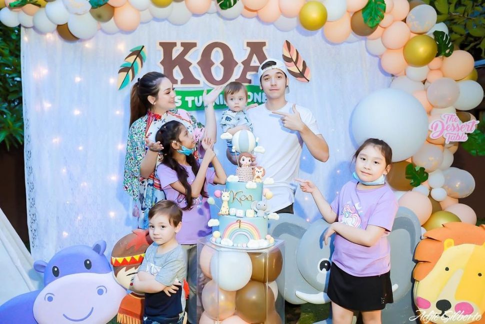 Stefan William dan Celine Evangelista bersama keempat anaknya. [Instagram]