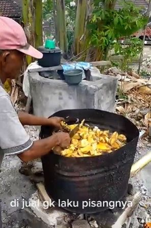 Viral bapak-bapak buang pisang gegara tak laku dijual. (Tiktok)