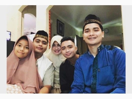 Potret Aza Najhan adik Alvin Faiz. (Instagram/umi_yuni_syahla_aceh)