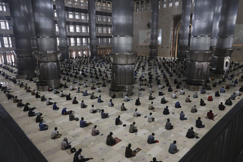 Sejumlah umat Islam mendengarkan khotbah sebelum menunaikan sholat Jumat berjamaah di Masjid Istiqlal, Jakarta, Jumat (20/8/2021). [Suara.com/Angga Budhiyanto]