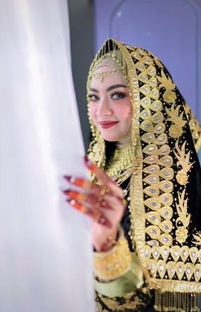 Hasil make up pengantin wanita ini dipuji netizen. (Tiktok/@gadihminang9)