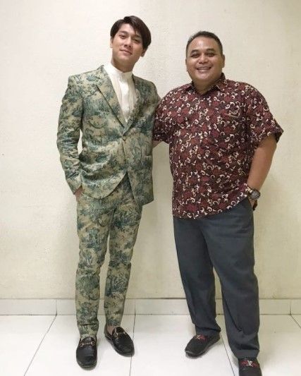 Potret kebersamaan Rizky Billar dan ayah angkat. (Instagram/izharwilendra)