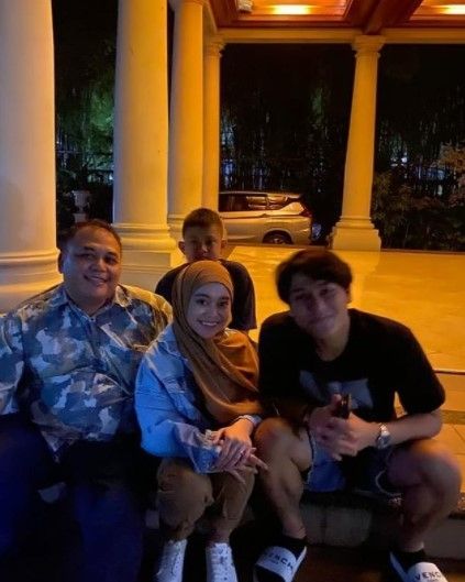 Potret kebersamaan Rizky Billar dan ayah angkat. (Instagram/izharwilendra)