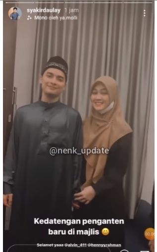 Alvin Faiz dan Henny Rahman tampak malu-malu saat divideo Syakir Daulay. [nenk_update]