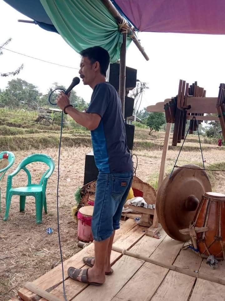 Sejumlah seniman tradisional di Kecamatan Naringgul, Kabupaten Cianjur mengeluhkan diterapkanya Pemberlakukan Pembatasan Kegiatan Masyatakat (PPKM). Karena selama PPKM mereka kehilangan mata pencaharianya. (ist)