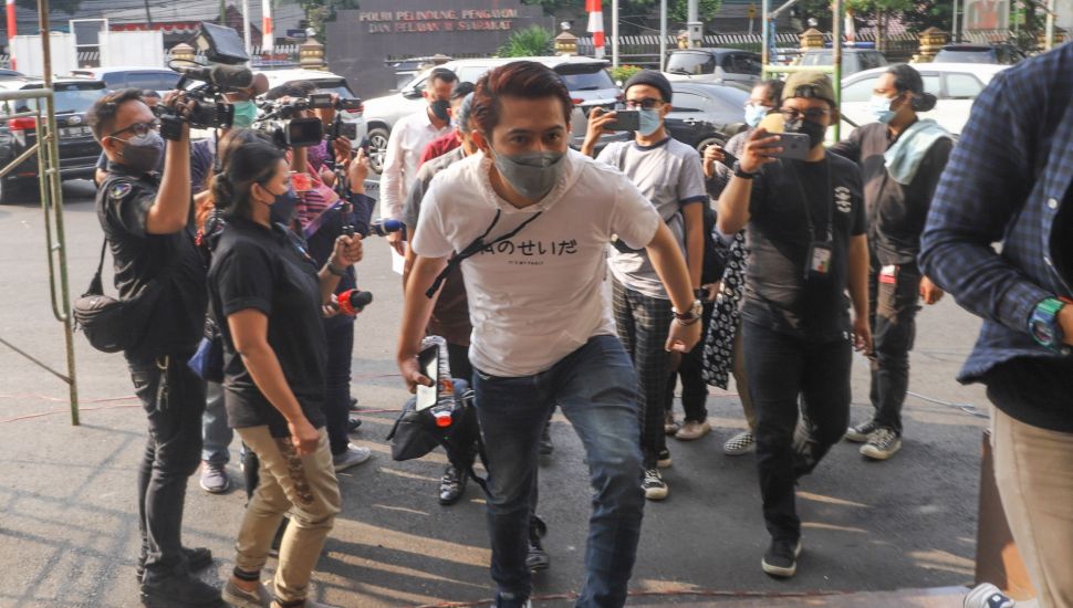 Frans Rizky Aditya atau Kiki The Potters saat datang ke Polres untuk memenuhi panggilan kepolisan di Polres Metro Jakarta Selatan, Senin (23/8/2021). [Suara.com/Alfian Winanto]