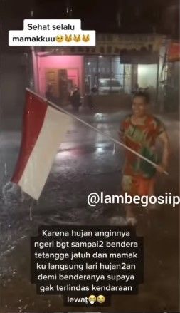 Aksi emak-emak selamatkan sang merah putih tuai pujian. Emak itu mengambil bendera merah putih yang diterjang hujan lebat.