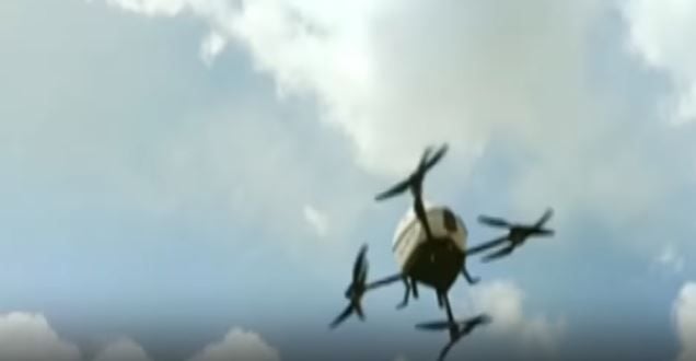 Drone Medcopter ketika digunakan untuk mengirim paket obat di Bengaluru India. (YouTube/ CRUX)