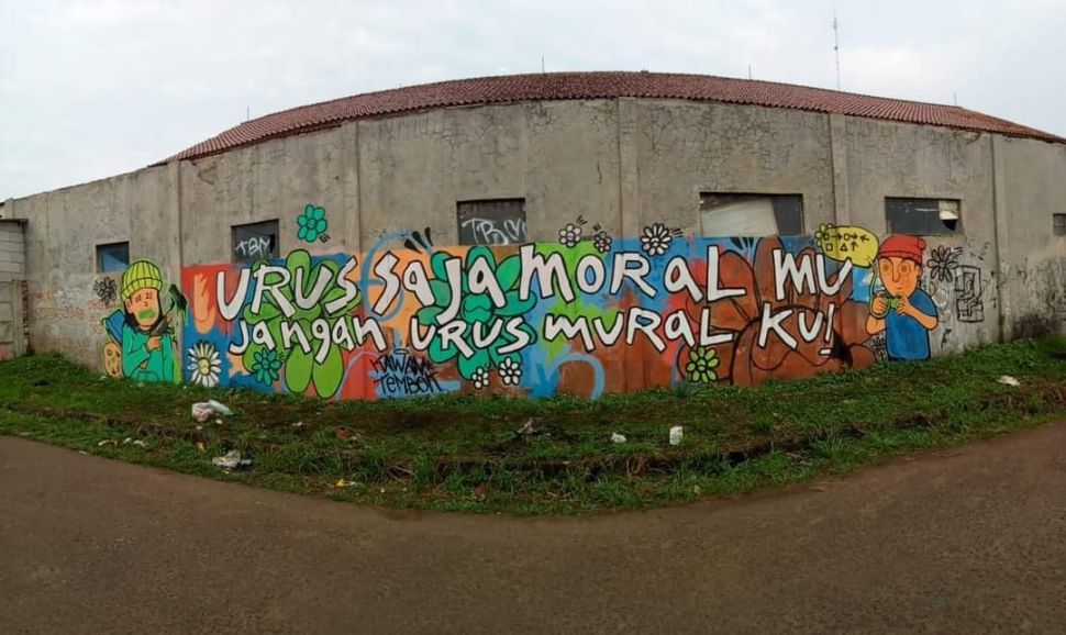 Viral mural 'Urus moralmu, jangan muralku' (Twitter)