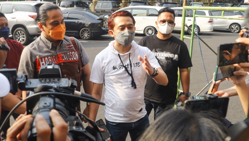 Frans Rizky Aditya atau Kiki The Potters saat datang ke Polres untuk memenuhi panggilan kepolisan di Polres Metro Jakarta Selatan, Senin (23/8/2021). [Suara.com/Alfian Winanto]