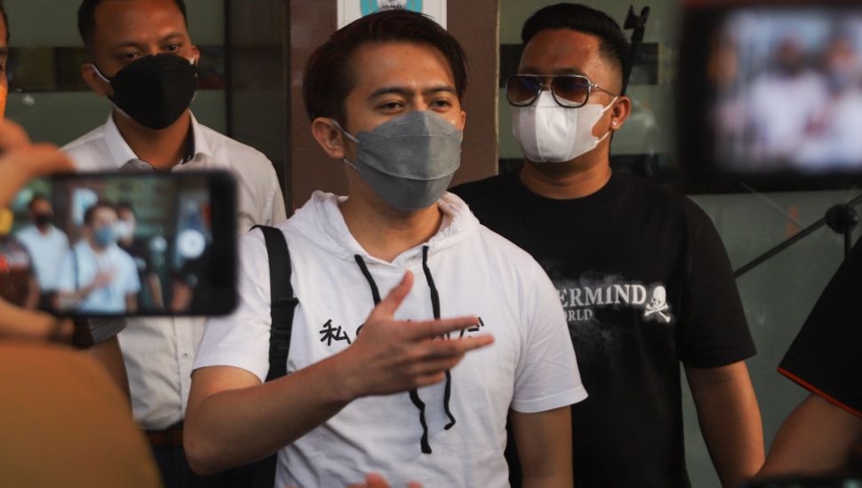 Frans Rizky Aditya ata Kiki The Potters ditemui saat istirahat ketika menjalani pemeriksaan di Polres Metro Jakarta Selatan, Senin (23/8/2021). [Suara.com/Alfian Winanto]