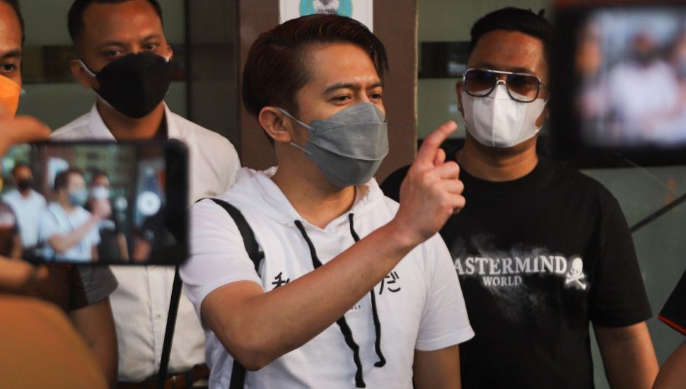 Frans Rizky Aditya ata Kiki The Potters ditemui saat istirahat ketika menjalani pemeriksaan di Polres Metro Jakarta Selatan, Senin (23/8/2021). [Suara.com/Alfian Winanto]