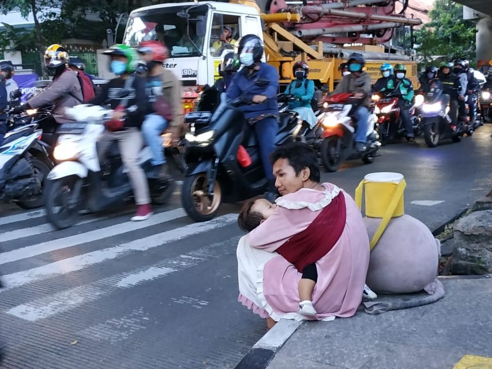 Jauh dari Kata Merdeka, Kisah Badut Jalanan di Ibu Kota yang Hidupnya Terjebak Kostum