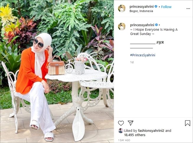 Syahrini foto santai di hari Minggu, pakai OOTD miliaran. (Instagram/@princessyahrini)