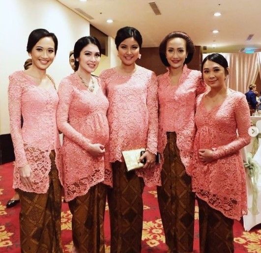 Artis jadi bridesmaid saat hamil. (Instagram/zivannaletisha)