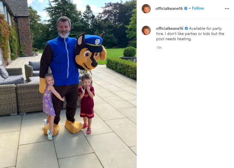 Sisi lembut Roy Keane saat bersama dua cucunya. (Instagram/officialkeane16)
