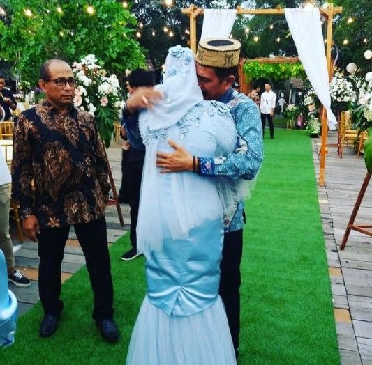 Potret kenangan Cut Meyriska bersama ayah. (Instagram/ir.suryadi_ak)