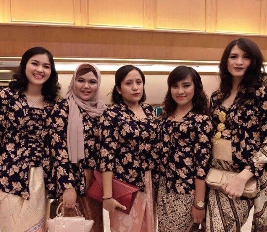 Artis jadi bridesmadi saat sedang hamil. (Instagram/donitabhubiy)