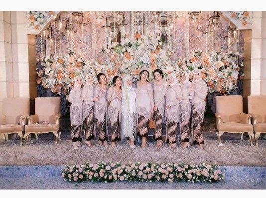 Artis jadi bridesmaid saat hamil. (Instagram/dinndaahw)