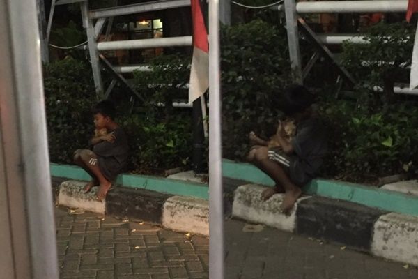 Viral Foto Bocah Peluk Erat Kucing di Pinggir Jalan. (Twitter/@saintlaurus)