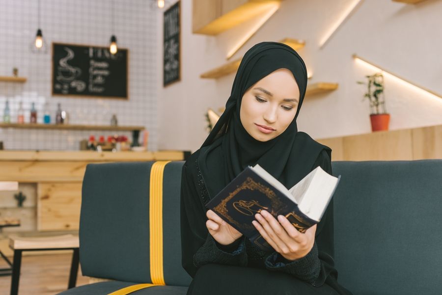 Ilustrasi wanita muslim hijab membaca alquran (elemen envato)