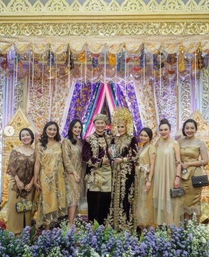 Artis jadi bridesmaid saat hamil. (Instagram/shandyaulia)