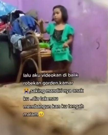 Aksi bocah ini bikin sang ibu merasa terharu sekaligus bangga. (Instagram/fakta.indo)