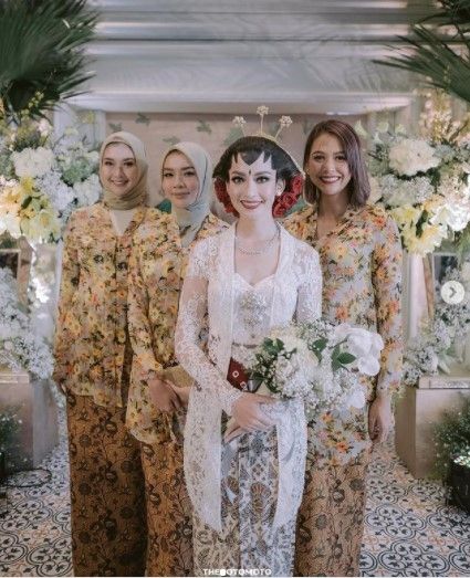 Artis jadi bridesmaid saat hamil. (Instagram/bungajelitha66)