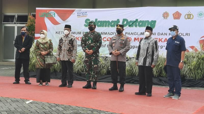 Kapolri Jenderal Pol Listyo Sigit Prabowo dan Panglima TNI Marsekal Hadi Tjahjanto meninjau vaksinasi massal yang dilaksanakan di Universitas Aisyiyah Yogyakarta,  Rabu (25/8/2021). [Muhammad Ilham Baktora / SuaraJogja.id]